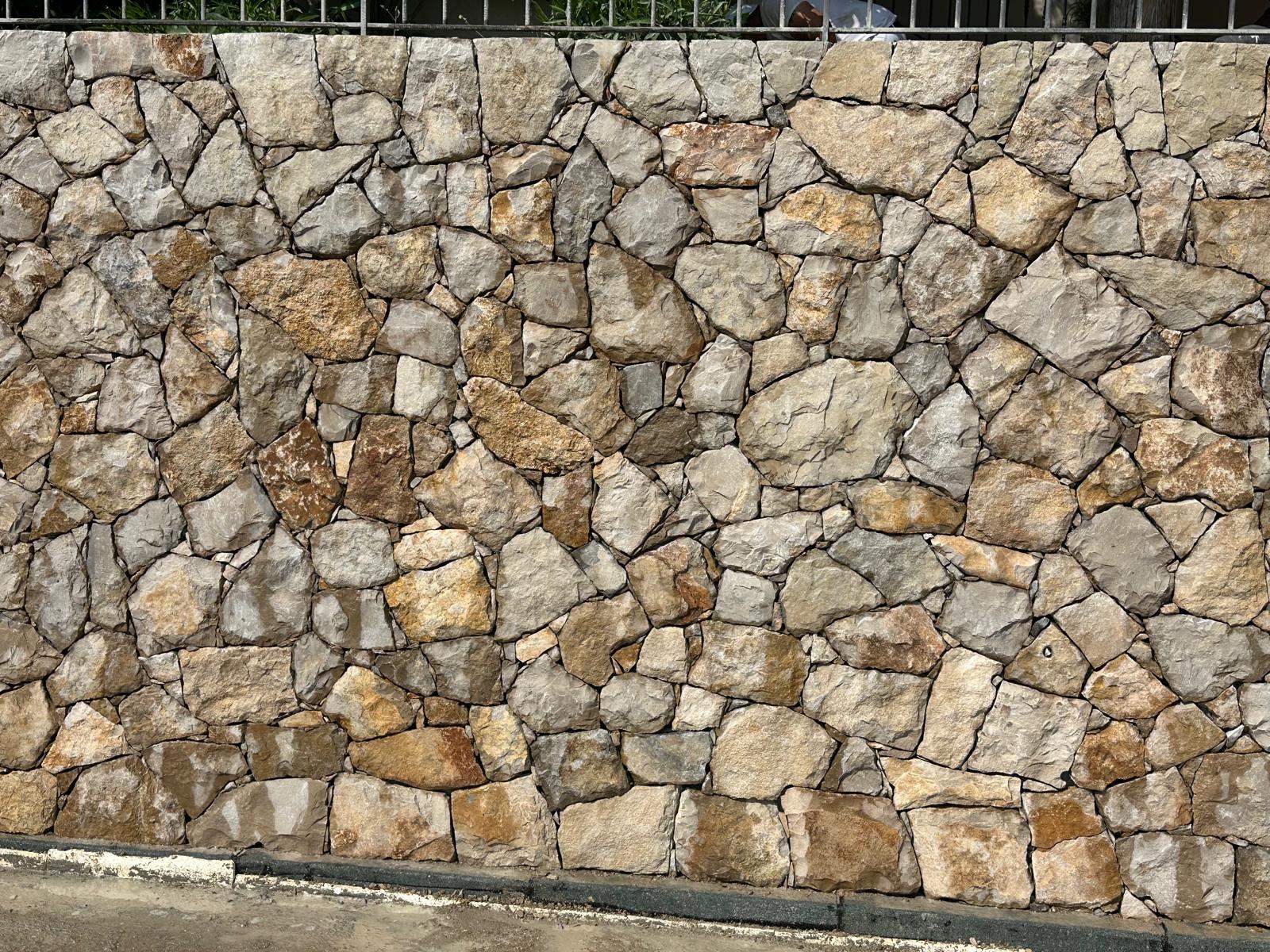 Muro a secco in pietra naturale — Maison Turquoise Construction
